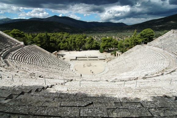 123rf.com nuotr./Liepos ir rugpjūčio mėnesį amfiteatras atlieka savo pagrindinę funkciją - Epidaurus festivalyje būna pristatomi klasikiniai graikų kūriniai, tarp kurių ir Aischilo, Sofoklio ir Euripido tragedijos.