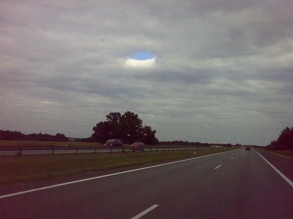 Dalyvių nuotr./Net Lietuvos padangė pasiruoaė Europos čempionatui  debesų suformuota skylė primena krepaį