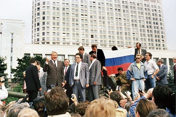 AFP/Scanpix nuotr./Prie Rusijos Baltūjų rūmų ant tanko užsilipęs Borisas Jelcinas sako kalbą (1991 m. rugpjūčio 19 d.).