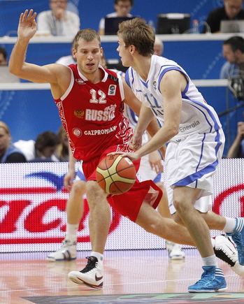 FIBA/Liusjeno Kulbio nuotr./Sergejus Monya (kairėje) ir Petteri Koponen (su kamuoliu)