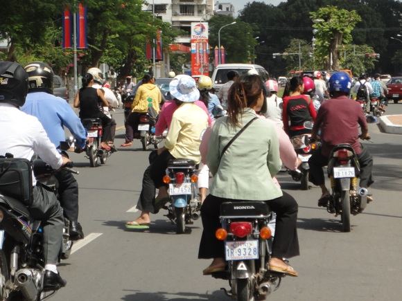 R.Kuzminskaitės nuotr./Motociklininkai Pnompenio gatvėse