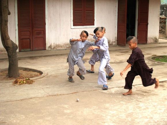 S.Gudeliausko nuotr./Budizmo mokykla. Laisvalaikiu vaikai žaidžia savadarbiu kamuoliuku