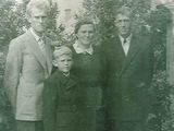 Asmeninio archyvo nuotr./Marijonos, Dzidoriaus, Marcelijaus ir Algirdo Martinaičių šeima, 1960 m. 