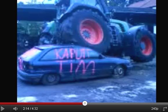 15min.lt iliustracija/Svetainėje YouTube.com galima pamatyti vaizdų, kaip traktorius Fendt 820 be vargo pervažiuoja lengvąjį automobilį.