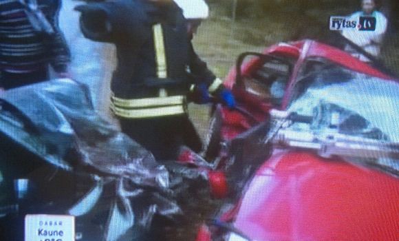 Kadras ia Lietuvos ryto TV/Panaau, kad raudonasis Nissan priea susidūrimą slydo aonu ir rėžėsi į prieaprieaais atvažiuojančią žalią `kodą deaine puse.