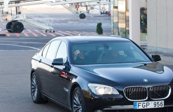 BFL/Tomo Urbelionio nuotr./Eltonas Johnas ia Vilniaus oro uosto į Siemens areną buvo nuvežtas BMW automobiliu.