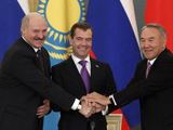Dmitrijus Medvedevas penktadienį Kremliuje su Baltarusijos ir Kazachstano vadovais Aleksandru Lukašenka ir Nursultanu Nazarbajevu