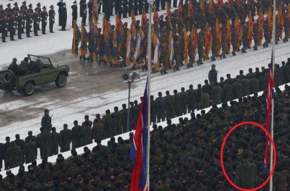 Reuters/Scanpix nuotr./Įtariama, kad tai krepaininkas Ri Myung Hun Kim `.Korėjos lyderio Jong Ilo laidotuvių ceremonijoje