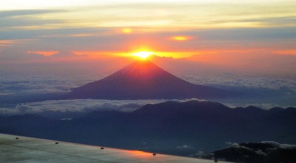 AFP/Scanpix nuotr./Vira Fudžijamos kalno pateka saulė.