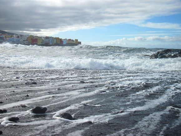 S.Gudeliausko nuotr./Atlanto aėlsmas  Puerto de la Cruz paplūdymyje.