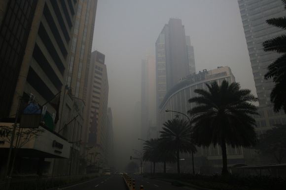 Reuters/Scanpix nuotr./Filipinų sostinė Manila smoge
