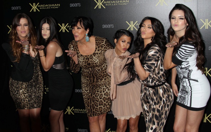 Scanpix nuotr./Ia kairės: Khloe Kardashian, Kylie Jenner, Kris Jenner, Kourtney Kardashian, Kim Kardashian ir Kendall Jenner 