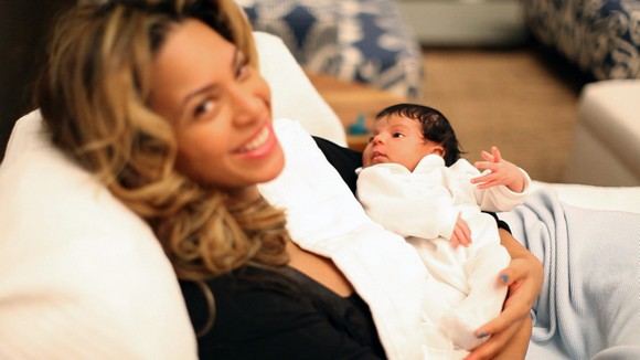 Scanpix nuotr./Beyonce su dukrele Blue Ivy Carter 