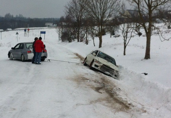 Kuriozas: Ia pusnies traukiamas Inesos Tushkanovos automobilis