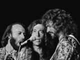 Scanpix nuotr./Grupės Bee Gees nariai (ia kairės) Maurice'as, Robinas ir Barry Gibbai 1979 metais vykusiame koncerte