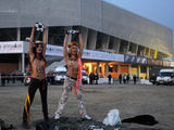 „Reuters“/„Scanpix“ nuotr./Garsiosios „Femen“ organizacijos nuogalės Lvove jau spėjo surengti protesto akciją.