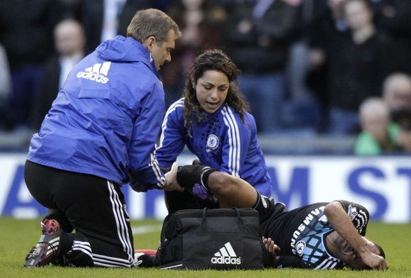 Reuters/Scanpix nuotr./Eva Carneiro ir traumą patyręs Ashley Cole'as