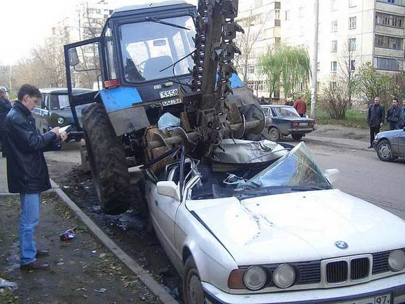 Traktoriaus apgadinti automobiliai