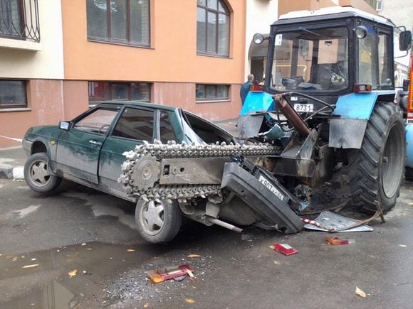 Traktoriaus apgadinti automobiliai