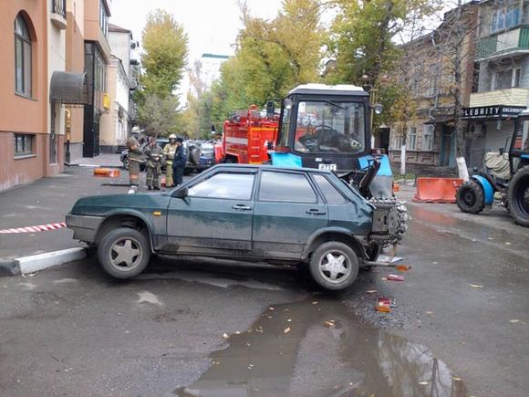Traktoriaus apgadinti automobiliai