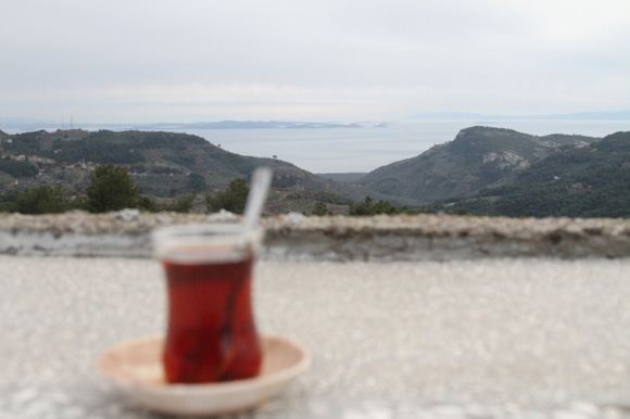 Karolio ir Evelinos nuotr./Visų kibirais srėbiama turkiaka juodoji arbata. Canakkale miestelis