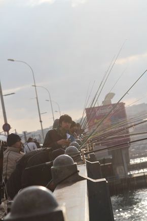 Karolio ir Evelinos nuotr./Gausybė žvejų ant centrinio Stambulo tilto