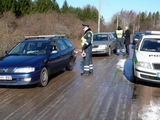 vilkmerge.lt nuotr./Į bendrovės Izobara būstinę važiuojančius automobilius krato policija