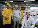 „Apple“ generalinio direktoriaus Timo Cooko (k.) vizitas „Foxconn“ gamykloje.