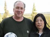 „Reuters“/„Scanpix“ nuotr./Deividas ir Jumi Baksteriai Aliaskoje atrado iš Japonijos atplukdytą kamuolį.