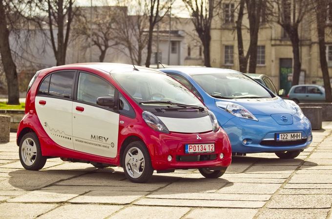 Irmanto Gelūno/15min.lt nuotr./Nissan Leaf ir Mitsubishi i-MiEV