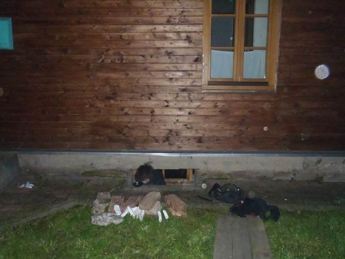 Policijos nuotr./Policija aptiko rūsio lange įstrigusį vaikiną.