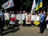 Mediaport.ua nuotr./Minios žmonių su plakatais ir vėliavomis prie Charkovo centrinės klinikos