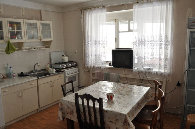 Bertos Tilmantaitės nuotr./Kambarį atai su tokia virtuve už 20 larių galima nakčiai iasinuomoti aalia Kazbegio kalno