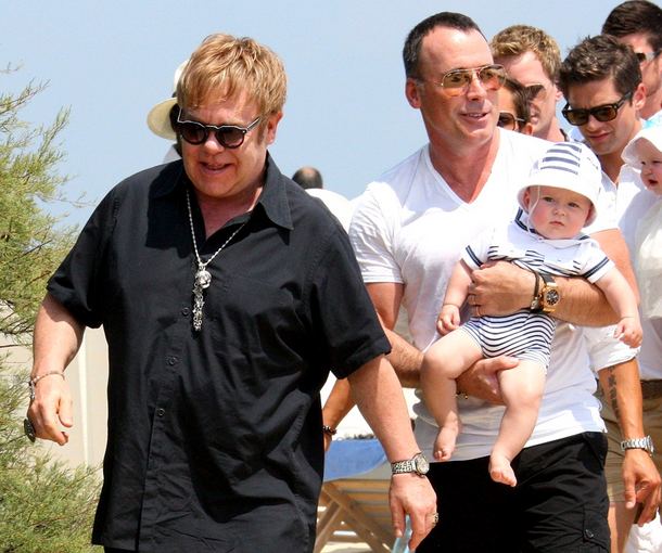 Scanpix nuotr./Eltonas Johnas su partneriu Davidu Furnishu ir jų sūnumi Zachary