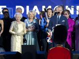 AFP/Scanpix nuotr./Koncertą vainikavo Elizabeth II pasirodymas scenoje.