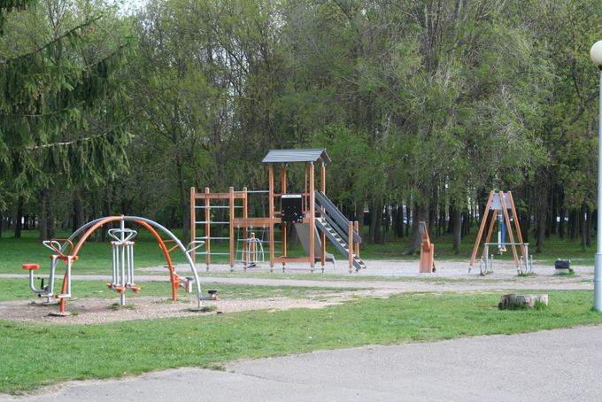 A.Skrockaitės nuotrauka ia KAVB fondų/Žaidimų aikatelės didelio džiaugsmo teikia ne tik mažiesiems kauniečiams, bet ir jų mamoms, nes moterims nebereikia rūpintis, kad vaikai parke neturės ką veikti.