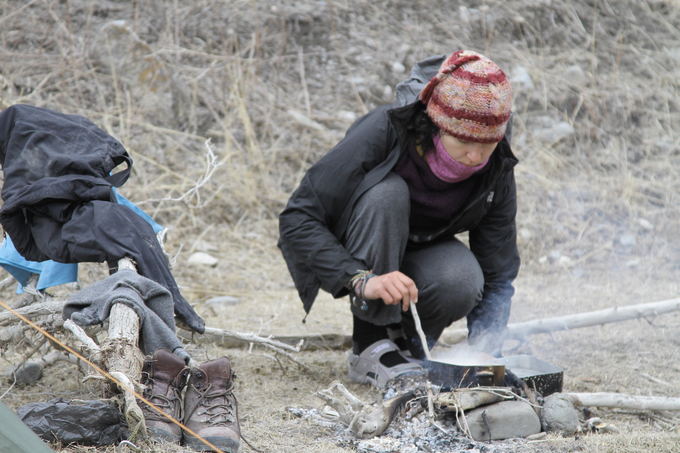 Evelinos ir Karolio nuotr./Evelina verda mums pupelių koaę. Kirgizstanas.