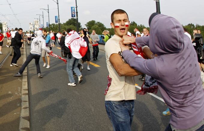 Reuters/Scanpix nuotr./Rusų aistruolių eitynės Varauvoje virto kruvinu mūaiu su lenkų kolegomis.