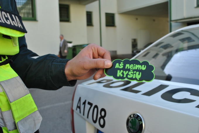 Policijos departamento nuotr./Antikorupcinės akcijos lipdukais papuoati policijos tarnybiniai automobiliai