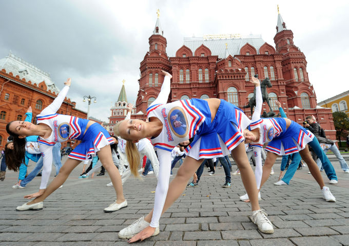 AFP/Scanpix nuotr./Šokėjos Maskvoje