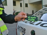 Policijos departamento nuotr./Antikorupcinės akcijos lipdukais papuošti policijos tarnybiniai automobiliai