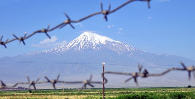 AFP/Scanpix nuotr./Ararato kalnas ia Armėnijos pusės matomas per tvorą