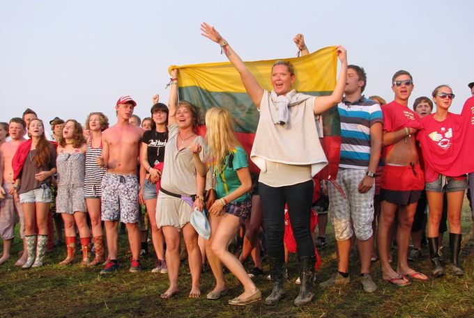 Urtės Staniulionytės nuotr./Lietuviai festivalyje Heineken Opener giedojo Lietuvos himną