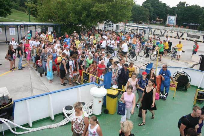Aurelijos Kripaitės/15min.lt nuotr./Atvėsus poilsiautojai skubėjo į keltą.