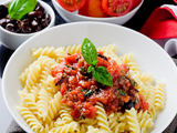 `alta pasta su alyvuogėmis ir pomidorais