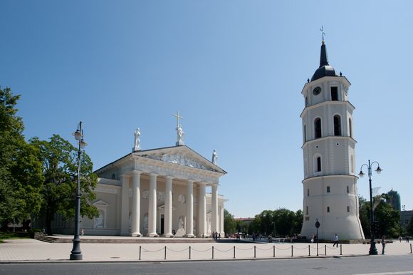 BFL nuotr./In 1996, Stanislovas Kuzma sculpted three saints atop Vilnius Cathedral.