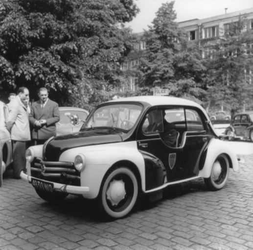 Gamintojo nuotr./Renault 4 CV policijos automobilis, 1954 m.