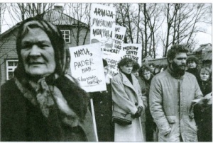 Vienas pirmųjų Sąjūdžio mitingų Joniškyje (dešinėje - būsimasis signataras G.Ramonas)