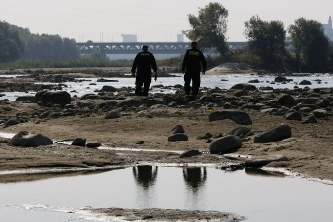 Reuters/Scanpix nuotr./Iakelti Vyslos lobius padeda policija ir kariai