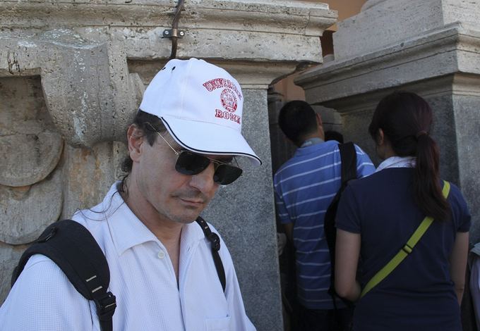 Reuters/Scanpix photo/Un italiano manifesta sulla cupola della basilica.